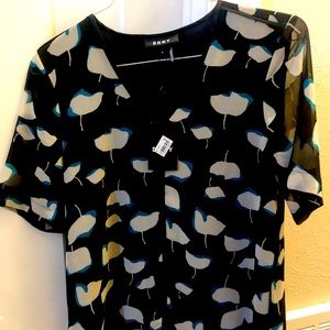 DKNY top XS, never worn. Black and pattern.